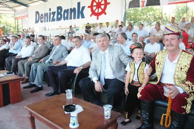 <font size="2"><font face="Arial"><strong>En İyi D&uuml;ve, En İyi Buzağı Se&ccedil;ilecek</strong><br /><br />Y&uuml;r&uuml;y&uuml;ş&uuml;n festival alanında son bulmasının ardından Er Meydanı'nda a&ccedil;ılış t&ouml;reni ger&ccedil;ekleştirildi. Festivalin a&ccedil;ılış konuşmasını yapan S&ouml;ğ&uuml;tl&uuml; Belediye Başkanı Ertuğrul &Ouml;zcan, b&uuml;y&uuml;k bir kesimi tarımla uğraşan il&ccedil;enin gelişmesinde ve d&uuml;nya &ccedil;apında tanıtılmasında ger&ccedil;ekleştirdikleri festivalin b&uuml;y&uuml;k bir rol oynadığını s&ouml;yledi. <br /><br />&Ouml;zcan, festival kapsamında en iyi d&uuml;ve, en iyi buzağı yarışmalarının yanı sıra halk konserleri ve yağlı pehlivan g&uuml;reşleri d&uuml;zenleneceğini de belirtti.&nbsp;<br /><br />Sakarya B&uuml;y&uuml;kşehir Belediye Başkanı Zeki To&ccedil;oğlu; ger&ccedil;ekleştirilen festivalin il ve il&ccedil;e ekonomisine katkılarının yanı sıra il&ccedil;e halkına da ekonomik olarak b&uuml;y&uuml;k bir katkı sağlayacağını s&ouml;yledi.</font></font>