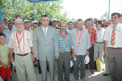 <font size="2"><font face="Arial"><strong><font color="#000000">Festivalleri Destekleyeceğiz</font></strong><br /><br />Sakarya Valisi H&uuml;seyin Atak konuşmasında il&ccedil;ede 25 yıldır d&uuml;zenlenen festivalin il&ccedil;eye ekonomik sosyo-k&uuml;lt&uuml;rel sağlayıcı katkının yanı sıra il&ccedil;enin gelişmesinde b&uuml;y&uuml;k rol oynadığını belirtti. <br /><br />Vali Atak konuşmasında Sakarya'nın &ouml;nemli bir tarım merkezi olduğunu belirterek; <font color="#333399">&quot;İlimizde 280 bin hektar alanda tarım yapılmakta olup, gayri sahi milli hasıla da bu pay y&uuml;zde 26'ya ulaşmıştır. Kişi başına d&uuml;şen gayri safi milli hasıla da 81 il i&ccedil;inde bu pay y&uuml;zde 3,2'dir. Sakarya &ccedil;ok &ouml;nemli tarım ve hayvancılık merkezidir. Tarımsal &uuml;retime gelince hayvancılık y&uuml;zde 47, meyve &uuml;retimi y&uuml;zde 32, tarla bitkileri yetiştiriciliği y&uuml;zde 14 ve sebze &uuml;retimi y&uuml;zde 6'dır. Ge&ccedil;iminin tamamını tarım ve hayvancılıkla sağlayan il&ccedil;ede 8 bin k&uuml;lt&uuml;r ırkı bulunmakta olup bu oran il bazında ise 130 bindir. İl&ccedil;e de her t&uuml;rl&uuml; tarla bitkisi yetiştirilmekte olup, il&ccedil;e &ouml;nemli bir tarım ve hayvancılık merkezi durumundadır. H&uuml;k&uuml;metimiz tarafından tarım s&uuml;rekli desteklenmekte olup bu destekler yeterli değildir. Valilik olarak ger&ccedil;ekleştirilen bu t&uuml;r festivalleri desteklemeye devam edeceğiz&quot;</font> şeklinde konuştu.&nbsp;</font></font>