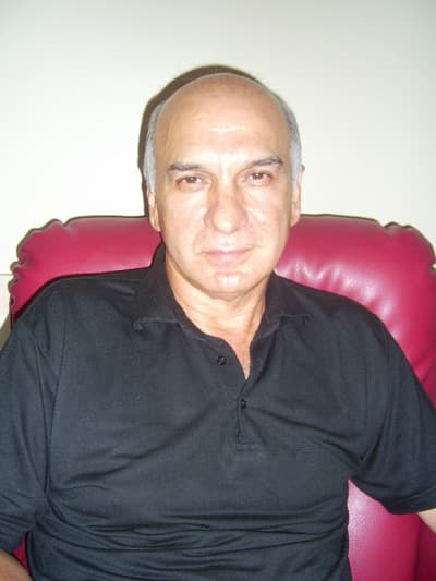 <p><font face="arial,helvetica,sans-serif" size="2"><strong>EN D&Uuml;ZENLİ, EN TEMİZ PARTİ BİNASI SAKARYA&rsquo;DA</strong></font></p><p><font face="arial,helvetica,sans-serif" size="2">Yerel se&ccedil;imlerin hemen ardından CHP İl binasında tadilat &ccedil;alışması yapıldığını hatırlatan Serbes, &ldquo;<font color="#333399">İddia ediyorum il binamız T&uuml;rkiye&rsquo;deki en temiz, en bakımlı ve d&uuml;zenli binalardan biri. Ayrıca g&uuml;venlik sorunu da yok. Herkes rahatlıkla partiye gelebilir. Partimizin ekonomik durumu, malvarlığı da g&uuml;vence altında&rdquo;</font> dedi.</font></p><p><font face="arial,helvetica,sans-serif" size="2"><strong>İŞ&Ccedil;İ &Ccedil;IKARMAK İ&Ccedil;İN İMTİHAN YAPIYORLAR</strong></font></p><p><font face="arial,helvetica,sans-serif" size="2">AKP&rsquo;nin se&ccedil;imlerin hemen ardından Yenikent Devlet Hastanesinden iş&ccedil;i &ccedil;ıkarmasını da eleştiren Serbes, <font color="#333399">&ldquo;Herkes iş&ccedil;i alırken imtihan yapar, bunlar iş&ccedil;i &ccedil;ıkarırken yapıyor. Burası fabrika değil. Madem bu insanlar gerekli değildi, o zaman neden işe aldınız?&rdquo; </font>diye sordu.</font></p><p><font face="arial,helvetica,sans-serif" size="2"><font color="#333399">&ldquo;B&uuml;y&uuml;kşehir Belediyesinin Kentsel D&ouml;n&uuml;ş&uuml;m Projesini destekliyoruz, fikir g&uuml;zel, ama&ccedil; iyi niyetli ama akademik &ccedil;alışma yapılmadan ortaya konulmuş bir proje&rdquo;</font> diyen Vahit Serbes, </font><font face="arial,helvetica,sans-serif" size="2"><font color="#333399">B&uuml;y&uuml;kşehir belediyesinin kefil olduğu Ay&ccedil;i&ccedil;eği Konutları projesi ile insanların mağdur edildiğini &ouml;ne s&uuml;rerek, <strong>&ldquo;Bu konutlar şimdi lojman gibi kullanılıyor. Amacından tamamen sapmış.100&rsquo;&uuml;n &uuml;zerinde fiziksel eksikleri var&rdquo;</strong></font> dedi.</font></p><p><font face="arial,helvetica,sans-serif" size="2">Galerilerin şehir dışına taşınması konusuna da değinen Serbes, esnafı darboğaza sokmamak i&ccedil;in bu projenin ertelenmesinin doğru olacağını vurguladı.</font></p>