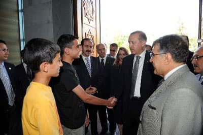<p><font face="arial,helvetica,sans-serif" size="2">Başbakan'ın &ccedil;ok sıcak ve esprili insan olduğunu ifade eden Karakaş,<font color="#333399"> &quot;Başbakanla tanışırken isminin Orhan Gazi olduğunu s&ouml;yledim. Başbakan kuzenime d&ouml;nerek (Seninki de H&uuml;seyin Gazi mi?) diye espri yaptı. Kuzenim (Hayır Hasan Gazi) dedi. Kendisi ve yanında bulunan herkes g&uuml;ld&uuml;. Ben Başbakanımıza (bende Başbakan olacağım) dedim. O da (Niye olmasın. Biz diğerleri gibi değiliz. Yeri gelince bırakırız. Belki devir teslimi birlikte yaparız) dedi. Başbakanımız &ccedil;ok sıcak ve ezprili bir insan&quot;</font> diye konuştu. </font></p><p><font face="arial,helvetica,sans-serif" size="2">Karakaş, Başbakan Erdoğan'dan okulun &ouml;n&uuml;ne renkli taşla d&ouml;şenmesi, &ccedil;im saha bulunan alana bir de halı saha yapılması, bah&ccedil;eye &ccedil;ardak, lavabolardaki muslukların sens&ouml;nl&uuml; musluklarla değiştirilmesi, konferans salonunun bakımı ve labaratuvarlara malzeme yardımı istediğini kaydetti. </font></p>