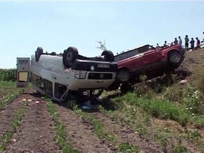 Midibüs Otomobille Çarpıştı Şarampole Yuvarlandı