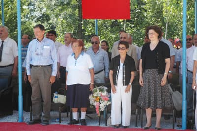 <font face="Arial" size="2">Erenler il&ccedil;esi &Ccedil;aykışla Mahallesi'nde d&uuml;zenlenen TEV Esat Egesoy Bedia Başg&ouml;z İlk&ouml;ğretim Okulu'nun temel atma t&ouml;renine AK Parti Sakarya Milletvekilleri Hasan Ali &Ccedil;elik, Recep Yıldırım, Sakarya Valisi H&uuml;seyin Atak, Sakarya B&uuml;y&uuml;kşehir Belediye Başkanı Zeki To&ccedil;oğlu, Milli Eğitim M&uuml;d&uuml;r&uuml; Murat Yazıcı, Erenler Belediye Başkanı Cavit &Ouml;zt&uuml;rk, Amerikalı Damat Nichalos Porcaro, eşi Ayşe Egesoy, protokol, vatandaşlar ve &ouml;ğrenciler katıldı. <br /><br />A&ccedil;ılış konuşmasını yapan Sakarya Valisi H&uuml;seyin Atak, Sakarya'da son iki yılda devletin yanı sıra hayırseverlerin eğitime b&uuml;y&uuml;k katkısı olduğunu belirterek, <font color="#333399">''Amerikalı hayırseverimize ve desteğini esirgemeyen herkese teşekk&uuml;r ediyorum''</font> dedi.</font>