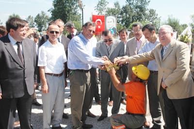 <font size="2"><font face="Arial"><strong>Kasımda Tamamlanacak</strong><br /><br />Daha sonra Sakarya Valisi H&uuml;seyin Atak, AK Parti Sakarya Milletvekilleri Hasan Ali &Ccedil;elik, Recep Yıldırım, Sakarya B&uuml;y&uuml;kşehir Belediye Başkanı Zeki To&ccedil;oğlu, Sakarya Milli Eğitim M&uuml;d&uuml;r&uuml; Murat Yazıcı ve hayırseverler Porcaro ile Başg&ouml;z tarafından okulun temeli atıldı. Temel atma t&ouml;reni sonrasında olduk&ccedil;a duygulanan damat Mimar Nichalos Porcaro ve eşi Ayşe Egesoy &ccedil;ok mutlu olduklarını s&ouml;yledi.&nbsp;&nbsp;&nbsp;<br /><br />Erenler il&ccedil;esi &Ccedil;aykışla Mahallesi'nde Marmara Depremi'nde yıkılan ve eğitime prefabrike binada devam eden &Ccedil;aykışla İlk&ouml;ğretim Okulu'nun yerine yapılacak sekiz derslikli kalıcı bina 900 bin TL'ye mal olacak. Okulun kasım ayında tamamlanması planlanıyor.</font></font>
