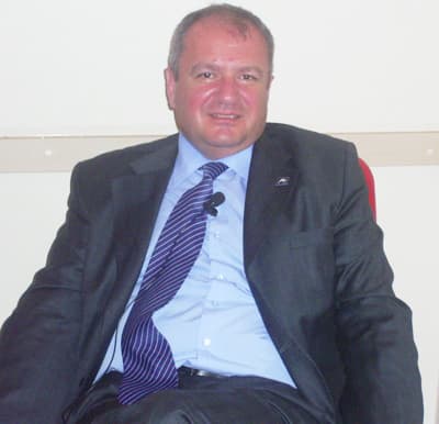 <p><font face="arial,helvetica,sans-serif" size="2"><strong>ARAZİ SAHİPLERİNİN HAKKINI ARASINLAR</strong></font></p><p><font face="arial,helvetica,sans-serif" size="2">Detay Programı'nda Mayın Yasası&rsquo;nı da değerlendiren genel başkan Toker, <font color="#333399">&ldquo;Bu yasa sunuluş şekliyle bana sa&ccedil;ma geldi. Mayın temizlemek ayrı, organik tarım yapmak apayrı uzmanlık ister. Bir şey g&ouml;zden ka&ccedil;ıyor. Mayınlanan araziler zamanında mayınlanmak &uuml;zere b&ouml;lge halkının elinden alınıp kamulaştırıldıysa, o arazinin ilk kullanım hakkı, yine o arazilerin ilk sahiplerinin hakkıdır. Bunu da unutmasınlar. Umarım ana muhalefet partisi bunu yargıya taşır&rdquo;</font> dedi.</font></p><p><font face="arial,helvetica,sans-serif" size="2"><strong>SOSYAL G&Uuml;VENLİK İFLAS ETMİŞ BİR SİSTEM</strong></font></p><p><font face="arial,helvetica,sans-serif" size="2">Bir soru &uuml;zerine Sosyal G&uuml;venlik Yasası ve kıdem tazminatlarının iptal edilmesi girişimini de değerlendiren Cem Toker<font color="#333399">, &ldquo;Sağlık, sosyal g&uuml;venlik, ulaşım &ouml;zelleştiğinde ucuzluk getirir. Şili sosyal g&uuml;venliği &ouml;zelleştirdi ve başarılı oldu. Oysa T&uuml;rkiye&rsquo;de Sosyal g&uuml;venlik, iflas etmiş bir sistemdir. Biz sosyal g&uuml;venliğin alıştırarak, yavaş yavaş ve vatandaşa se&ccedil;enek sunarak &ouml;zelleştirilmesini savunuyoruz&rdquo;</font> dedi.</font></p>