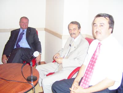 <p><font face="arial,helvetica,sans-serif" size="2"><strong>Y&Ouml;K GEREKSİZ KURUM</strong></font></p><p><font face="arial,helvetica,sans-serif" size="2">LDP lideri Toker, &Ouml;SS katsayısına ilişkin bir soruyu yanıtlarken de,<font color="#333399"> &ldquo;Y&Ouml;K kadar gereksiz bir kurum olamaz. Y&Ouml;K hem akademik gelişmenin &ouml;n&uuml;nde bir engeldir, hem &uuml;niversitelerimizin gelişmesinde engeldir, hem de tamamen eğitim &ouml;zg&uuml;rl&uuml;ğ&uuml;n&uuml;n kullanılmasında engeldir. </font></font><font face="arial,helvetica,sans-serif" size="2"><font color="#333399">Eğitim sistemi devlete bırakılmamalıdır. &Ouml;ncelikle &Ouml;SS sınavının sonucunu tartışmak gerek. T&uuml;rkiye&rsquo;de &ouml;ğrenci diye ot yetiştirmişler, bunu tartışmıyorlar da katsayıyı tartışıyorlar.&nbsp; Okulun okul, &ouml;ğrencin &ouml;ğrenci değil. Sen &ouml;nce bunu d&uuml;zene koy&rdquo;</font> şeklinde konuştu.</font></p><p><font face="arial,helvetica,sans-serif" size="2">Sakarya&rsquo;da Yenikent Devlet Hastanesinden iş&ccedil;i &ccedil;ıkarmaları eleştiren İl Başkanı Haluk Avcı da, <font color="#333399">&ldquo;&Ouml;zelleştirme adı altında iş&ccedil;i alımı yapılsaydı buna kimse ses &ccedil;ıkarmazdı. Ama devlete ait kurumda iş&ccedil;i &ccedil;ıkarmak doğru değildi&rdquo;</font> dedi.</font></p><p><font face="arial,helvetica,sans-serif" size="2"><strong>KURUMLAR S&Uuml;RT&Uuml;ŞME HALİNDE</strong></font></p><p><font face="arial,helvetica,sans-serif" size="2">LDP lideri Cem Toker, <font color="#333399">&ldquo;&Uuml;lkede t&uuml;m kurumlar uyum i&ccedil;inde &ccedil;alışıyor&rdquo;</font> diyen Başbakan Erdoğan&rsquo;a y&uuml;klendi ve &ldquo;<font color="#333399">Madem T&uuml;rkiye&rsquo;de t&uuml;m kurumlar uyum i&ccedil;inde &ccedil;alışıyor o halde neden T&uuml;rkiye demokrasi endeksinde 88 ci sırada? Neden yargı bağımsızlığında 134 &uuml;lke arasında 106 ncıyız? Suudi Arabistan&rsquo;ın bile altındayız. Başbakanın uyumdan anladığı sanıyorum itaat..Krallıklarda g&uuml;&ccedil; bir yerde odaklanır. Kurumsal arasında diyalog yok. Tam tersine s&uuml;rt&uuml;şme var&rdquo;</font> dedi.</font></p><p><font face="arial,helvetica,sans-serif" size="2">T&uuml;rkiye&rsquo;de işsizliğin yatırımcıları ka&ccedil;ak&ccedil;ı g&ouml;rerek değil, yatırımcıyla dost hareket ederek &ccedil;&ouml;z&uuml;lebileceğinin altını &ccedil;izen Toker, <font color="#333399">&ldquo;K&ouml;t&uuml; niyetle ve varsayımla yasa yapılmaz. İşsizliği &ccedil;&ouml;zmek istiyorlarsa &ouml;nce yatırımcıyla dost ge&ccedil;inmeliler&rdquo;</font> dedi.</font></p><p><font face="arial,helvetica,sans-serif" size="2">H&uuml;k&uuml;metin dış politikasını da değerlendiren Toker, <font color="#333399">&ldquo;Dış politikada bazen yutabileceklerinden daha fazlasını yutmaya &ccedil;alışıyorlar.&rdquo;</font> şeklinde konuştu.</font></p><p><font face="arial,helvetica,sans-serif" size="2">İl Başkanı Avcı da programda son olarak &ldquo;<font color="#333399">Kentsel D&ouml;n&uuml;ş&uuml;m Projesi birtakım firmaların rantı değil, b&ouml;lge halkının &ccedil;ıkarı d&uuml;ş&uuml;nerek yapılmalıdır. Belediye b&uuml;t&ccedil;elerinin halkın paralarının nereye harcandığını bilmeleri a&ccedil;ısından internet sitelerinde yayınlanması gerekir&rdquo;</font> dedi.</font><font face="arial,helvetica,sans-serif" size="2">&nbsp;</font></p><p><font face="arial,helvetica,sans-serif" size="2">Haber- H&uuml;lya S&uuml;r&uuml;c&uuml;</font></p>