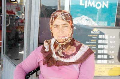 <p><font face="Arial" size="2"><strong>1000 TL &Ccedil;aldılar</strong>&nbsp;</font></p><p><font face="Arial" size="2">Tesiste g&ouml;revli M&uuml;beccel Akg&uuml;n de pompaların yanına gelen m&uuml;şterilere yakıt doldurduğu sırada markette yalnız kalan şapkalı gen&ccedil; etrafı kola&ccedil;an ederek kasaya y&ouml;neldi. Kasada bulunan 1000 TL parayı alan şapkalı gen&ccedil; arkadaşlarının motosikletlerine aldıkları yakıtın da parasını &ouml;deyerek arkadaşları ile birlikte tesisten ayrıldı. <br /><br />G&uuml;venlik kameralarına saniye saniye yansıyan olay sonrası kasada paraların olmadığını g&ouml;ren M&uuml;beccel Akg&uuml;n durumu telefonla eşine bildirdi. Bankadan iş yerine gelen Fahrettin Akg&uuml;n hemen kameraları inceledi.</font></p>