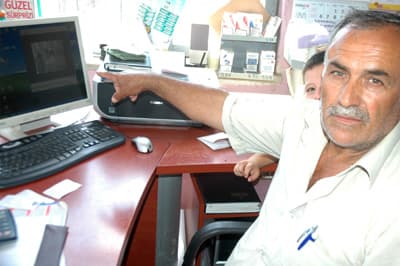 <font face="Arial" size="2"><strong>G&uuml;nd&uuml;z Vakti&nbsp;Soygun</strong></font><br /><br /><font face="Arial" size="2">İş yeri soyulan Fahrettin Akg&uuml;n de, altı ay &ouml;nce de iş yerinin soyulduğunu, 3 bin TL tutarında sigaranın alındığını &ouml;nlem olarak g&uuml;venlik kamerası taktırdığını anlattı. G&uuml;nd&uuml;z vakti&nbsp;g&uuml;venlik kameralarına rağmen iş yerinin soyulmasına bir anlam veremediğini belirten Akg&uuml;n başka &ouml;nlemler alacağını s&ouml;yledi. <br /><br />Daha &ouml;nceki soygunda &ccedil;alınan sigaralara değil eski tarihi T&uuml;rk paralarının yer aldığı koleksiyonuna &ccedil;ok &uuml;z&uuml;ld&uuml;ğ&uuml;n&uuml; ifade eden Akg&uuml;n, s&ouml;zlerini ş&ouml;yle tamamladı:<font color="#333399"> &quot;G&uuml;venlik kameraları olmadığı halde soyulduk. Kamera taktırdık yine soyulduk. Başka &ouml;nlemler alacağız.&quot;&nbsp;&nbsp;</font>&nbsp; </font>