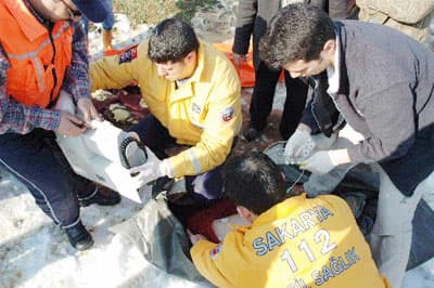 <strong><font face="Arial" size="2">Su&ccedil;lular Kim?</font></strong> <p><font size="2"><font face="Arial">Sakarya B&uuml;y&uuml;kşehir Belediyesi'nin olayda alması gereken bir &ouml;nlemi, yerine getirmesi gereken bir g&ouml;rev ve y&uuml;k&uuml;ml&uuml;l&uuml;ğ&uuml; olmadığını belirten mahkeme, bu alandaki atık su ve yağmur suyunun uzaklaştırmasını sağlamak, gerekli tesisleri kurma ve işletme g&ouml;revinin Ferizli Belediyesi'nin sorumluluğunda olduğunu ifade etti. Mahkeme, ADASU'nun yağış sularının zamanla meydana getirdiği 2 ila 3 bin metrekarelik ve yer yer y&uuml;ksekliği 5 metreyi bulan, hemen yakınında yerleşim yeri bulunan g&ouml;letten haberi olmadığını, g&ouml;letin yerleşim yeri a&ccedil;ısından olası tehditlerini dikkate almayıp, g&ouml;letin yerleşim yerinden uzaklaştırılması ve zararsız şekilde tahliyesi i&ccedil;in herhangi bir girişimde bulunmayarak g&ouml;revlerini yerine getirmediğini kaydetti. Mahkeme ayrıca, Sakarya Valiliği'nin de il genel y&ouml;netimi &ccedil;er&ccedil;evesinde kamu malının korunmasından kaynaklanan ve vatandaşın can ve mal g&uuml;venliğinin sağlanmasına ilişkin g&ouml;rev ve sorumluluğunun bulunduğuna işaret etti.</font></font></p>