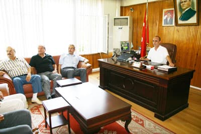 <font size="2"><font face="Arial"><strong>Yapılacak &Ccedil;ok İş Var</strong><br /><br />B&uuml;y&uuml;kşehir Belediye Başkanı Zeki To&ccedil;oğlu&rsquo;nu ziyareti sırasında konuşan İl Başkanı Davut Terzioğlu, il y&ouml;netimi olarak Sakarya&rsquo;yı daha g&uuml;zel g&uuml;nlere taşımak i&ccedil;in &ccedil;alışacaklarını s&ouml;yledi. Terzioğlu, <font color="#333399">hep birlikte dayanışma i&ccedil;erisinde hareket ederek başarılı &ccedil;alışmalara imza atacağız. AK Parti&rsquo;ye g&ouml;n&uuml;l vermiş herkesi siyasete katarak kartopu gibi her ge&ccedil;en g&uuml;n daha da b&uuml;y&uuml;yerek g&uuml;c&uuml;m&uuml;z&uuml; arttıracağız</font> şeklinde konuştu. <br /><br />İl Başkanı Davut Terzioğlu&rsquo;na yeni g&ouml;revinde başarılar dileyen Sakarya B&uuml;y&uuml;kşehir Belediye Başkanı Zeki To&ccedil;oğlu da Sakarya i&ccedil;in hizmet adına yapılacak &ccedil;ok iş olduğunu bunların sırasıyla hayata ge&ccedil;irileceğini s&ouml;yledi.</font></font>