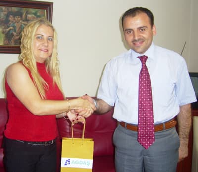 <p><strong><font face="arial,helvetica,sans-serif" size="2">AGDAŞ VE KOMİTE&rsquo;DEN S&Uuml;R&Uuml;C&Uuml;&rsquo;YE HEDİYE</font></strong></p><p><font face="arial,helvetica,sans-serif" size="2">&Ouml;te yandan Detay Programı sunucusu ve yapımcısı H&uuml;lya S&uuml;r&uuml;c&uuml; ile H&uuml;r Fm genel m&uuml;d&uuml;r&uuml; Mehmet &Ccedil;akar'a AGDAŞ Pazarlama ve M&uuml;şteri Hizmetleri M&uuml;d&uuml;r&uuml; M&uuml;cahit Alkan tarafından birer ses kayıt cihazı hediye edilirken, program yapımcısı S&uuml;r&uuml;c&uuml;'ye ses kayıt cihazının yanısıra, SATSO 7.meslek komitesi başkanı Adem Bilgen tarafından komite adına bir evrak &ccedil;antası da takdim edildi.</font></p><p><font face="arial,helvetica,sans-serif" size="2">Haber H&uuml;lya S&uuml;r&uuml;c&uuml;</font></p>