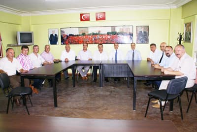 <font face="Arial" size="2"><strong>SATSO&rsquo;nun S&ouml;z S&ouml;yleme Hakkı</strong> </font><font face="arial,helvetica,sans-serif" size="2"><br /><br />İlimizin birlik ve beraberlik i&ccedil;inde y&ouml;netilmesi gerektiğini ve kentin hi&ccedil;bir b&ouml;lgesinin ya da il&ccedil;esinin birinin diğerinden farklı muamele g&ouml;rmesini asla kabul etmeyeceklerini, her z&uuml;mreye eşit hizmet anlayışıyla y&ouml;netimlerin oluşmasının doğru bir hizmet anlayışı olacağına inandıklarını dile getiren SATSO Y&ouml;netim Kurulu Başkanı A. Akg&uuml;n Altuğ, ilimizin sorunlarının &uuml;zerine giderek bu sorunları adım adım t&uuml;m kurum ve kuruluşların &ccedil;&ouml;z&uuml;me katkı yaptığı bir anlayışla &ccedil;&ouml;zmeyi ama&ccedil;ladıklarını da s&ouml;zlerine ekledi. <br /><br />SATSO&rsquo;nun partiler &uuml;st&uuml; bir oluşum olduğunu ve her siyasi partiye eşit mesafede bulunduğunu belirten Altuğ, ilin ekonomik ve sosyal gelişiminde lokomotif olan SATSO&rsquo;nun şehri ilgilendiren her meselede s&ouml;z s&ouml;yleme hakkı olduğunu ifade etti. </font>