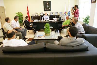 <strong><font face="Arial" size="2">İşbirliği ve Ortak Akıl</font></strong> <p><font face="Arial" size="2">Sakarya Ticaret ve Sanayi Odası Y&ouml;netim Kurulu Başkanı A. Akg&uuml;n Altuğ, s&ouml;z konusu ziyaretten duyduğu memnuniyeti dile getirerek partiler &uuml;st&uuml; bir kurumun y&ouml;netimi olarak hedeflerinin ilimizin ve &uuml;lkemizin menfaatleri doğrultusunda iktidar ve muhalefet ayırmaksızın işbirliği ve ortak akıl &ccedil;er&ccedil;evesinde hizmet etmek olduğunu ifade etti. </font></p><p><font face="arial,helvetica,sans-serif" size="2">Altuğ, SATSO&rsquo;nun t&uuml;m siyasi partilere eşit mesafede ve siyasi partilerin &uuml;zerinde bir kurum olarak &uuml;yelerimizin, ilimizin ve &uuml;lkemizin kalkınması i&ccedil;in ortak akıl ve g&uuml;&ccedil; birliği i&ccedil;inde hizmet ettiğini ve bu hizmet yolculuğunda g&ouml;r&uuml;ş alışverişi ve fikir paylaşımının son derece &ouml;nemli olduğunu vurguladı. </font></p>