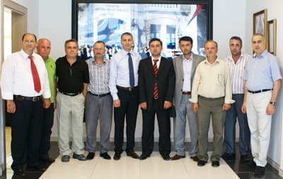 <strong><font face="Arial" size="2">Şikayet Yerine &Ccedil;&ouml;z&uuml;m</font></strong> <p><font face="Arial" size="2">SATSO Y&ouml;netim Kurulu Başkanı Altuğ, konuşmasının devamında sorunların &ccedil;&ouml;z&uuml;lebilmesi i&ccedil;in şikayet etmek yerine &ccedil;&ouml;z&uuml;m &uuml;retmek mantığı ile hareket ettiklerini ve sorunların doğru bir şekilde &ccedil;&ouml;z&uuml;lebilmesi i&ccedil;in &ouml;nemli makamlardaki etkin insanlarla birlikte hareket edilmesi gerektiğini ifade etti. </font></p><p><font face="arial,helvetica,sans-serif" size="2">S&ouml;z konusu ziyaret karşılıklı g&ouml;r&uuml;ş alışverişi, iyi niyet dilek ve temennileri ile sona erdi. </font></p>