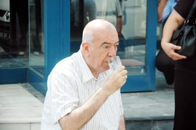 <strong><font face="Arial" size="2">Kebap S&ouml;yledim, Afiyetle Yeyin</font></strong> <p><font face="Arial" size="2">Holding personeli bunu &uuml;zerine yeni bir ara&ccedil; &ccedil;ağırdı. S&uuml;rekli TMSF g&ouml;revlisi avukat ile tartışan Toprak Ağa, <font color="#333399">&quot;Başka bir emriniz var mı? Dediğiniz her şeyi yapıyorum. Sen işini yapıyorsun. Keşke herkes senin gibi olsa. Benim bir personelim senin gibi olsa bunlar başıma gelmezdi &quot; </font>şeklinde yorumlar yaptı.</font></p><p><font face="arial,helvetica,sans-serif" size="2">TMSF g&ouml;revlisinin,<font color="#333399"> &quot;Aracın parasını holdingden değil, cebinizden &ouml;deyin&quot;</font> s&ouml;zleri &uuml;zerine Toprak, <font color="#333399">&quot;Ben de kebap s&ouml;yledim, onları afiyetle yeyin&quot;</font> dedi. </font></p>