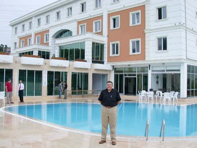 <strong><font face="Arial" size="2">Yeniliklere İmza Attılar</font></strong> <p><font face="Arial" size="2">Yurdun 2008 yılı ekim ayında faaliyete ge&ccedil;tiğini ve 120 kişinin barındığını ifade eden İ&ccedil;in, 2009 yılı i&ccedil;inde yurdun tam kapasite ile hizmet vereceğini ifade etti. &Ouml;ğrencilerin sosyal ihtiya&ccedil;larının giderilmesi amacıyla yurt konseptinde &ccedil;eşitli yeniliklere imza attıklarını belirten İ&ccedil;in, &ouml;ğrencilerin sosyal alanlardaki hizmetlerden &uuml;cretsiz yararlandığını dile getirdi. İnce şu bilgileri verdi:</font><font size="2"><font face="Arial"><font color="#333399"> ''&Ouml;ğrencilerin &ouml;zg&uuml;venlerinin y&uuml;kselebilmesi i&ccedil;in kendilerine yakışır mekanlar yapmamız gerekiyor. K&uuml;t&uuml;phanemiz, revirimiz, bilgisayar odamız, cep sinema salonumuz, saunamız, y&uuml;zme havuzumuz var. Y&ouml;netimin kolaylaşması adına akıllı kart sistemini uygulamaya koyduk. Bir yazılımla bu sistemi geliştirdik. Binanın kapısından akıllı kartıyla giren &ouml;ğrenci odasına gidiyor, havuza girebiliyor ve restoranttan alışveriş yapabiliyor. B&uuml;t&uuml;n odalarımızda &ouml;ğrencilerin &ouml;zel banyo, tuvaleti ve &ouml;zel &ccedil;alışma masası var. Binanın her yerinde kablosuz internet kullanılıyor. Panoromik camlı asans&ouml;rlerimiz ve 24 saat sıcak suyumuz var. Y&uuml;zme havuzu, sauna, sinema, internet ve diğer sosyal alarlardaki hizmetler &ouml;ğrenciler i&ccedil;in &uuml;cretsiz. Amerika'dan kurutma &ouml;zelliği de olan otomatik &ccedil;amaşır makineleri getirdik. &Ouml;ğrenciler 1 TL'ye &ccedil;amaşırlarını yıkayabiliyor. Burası her şeyin d&uuml;ş&uuml;n&uuml;ld&uuml;ğ&uuml;, &ouml;ğrencilerin sosyal hayatta eksiklik hissetmeyecekleri her şey var. Ş&ouml;mine k&ouml;şemiz de var.''</font></font></font></p>