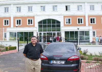 <font face="Arial" size="2" color="#000000"><strong>5 Milyon Dolar Yatırım Yaptık</strong></font> <p><font face="Arial" size="2">&Ouml;ğrencileri yurdun y&ouml;netimine dahil ettiklerinil altını &ccedil;izen İ&ccedil;in, &ouml;ğrencilerin kendi aralarından se&ccedil;ecekleri temsilcilerin her t&uuml;rl&uuml; sorunlarını aktarabileceklerini vurguladı. Serdivan'da inşa edilen yurdun ilk olarak kalmayacağını, zincir yurtlar kurma kararlılığında olduklarını dile getiren İ&ccedil;in, <font color="#333399">''Kamp&uuml;ssaray zincir proje olarak kurgulandı. Burası ilk yatırımımız. Fizibilite &ccedil;alışmaları devam eden Kocaeli, İstanbul ve Yalova illerimiz var. 2011 sonuna kadar 10 milyon dolarlık yatırım hedefliyoruz. Bu yurda 5 milyon dolar yatırım yaptık. İkinci etap projemiz devam ediyor. Tamamlandığında 500 yataklı bir tesis olacak. B&ouml;ylelikle toplam yatırım 8 milyon dolara ulaşacak. 7 yılda geri d&ouml;n&uuml;ş&uuml;n&uuml; bekliyoruz.''</font> diye konuştu.</font></p><p><font face="arial,helvetica,sans-serif" size="2">İ&ccedil;in, &ouml;ğrencilere yol g&ouml;stermek amacıyla &ouml;ğretim &uuml;yeleri ve uzmanlardan oluşan danışma kurulu oluşturduklarını s&ouml;zlerine ekledi. </font></p><p><font face="arial,helvetica,sans-serif" size="3"><strong>Kamp&uuml;saray Erkek &Ouml;ğrenci Yurdu i&ccedil;in </strong></font><a href="../../../others/firma.php?xnumber1=9608"><font face="arial,helvetica,sans-serif" size="3"><strong>tıklayın.</strong></font></a></p>