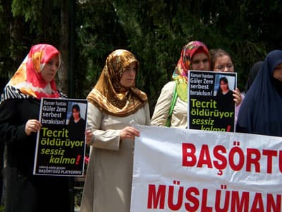 <font face="Arial" size="2">Bahaeddin Kuruoğlu tarafından yapılan 204. a&ccedil;ıklamada KKTC&rsquo;de bazı grupların din eğitimi ve baş&ouml;rt&uuml;s&uuml;ne y&ouml;nelik başlattıkları saldırılar da &ldquo;Baş&ouml;rt&uuml;s&uuml;ne hakaret ve hazımsızlığın yanında Kutsal Kitabımız Kur&rsquo;an-ı Ker&icirc;m&rsquo;e karşı saygısızlık bu seferde kendisini Kıbrıs y&ouml;netiminde g&ouml;sterdi. Din&icirc; bilgilerini &ouml;ğrenmek isteyen Kıbrıslı &ccedil;ocuklar, din&icirc; eğitim vermek amacı ile 32 okulda a&ccedil;ılan Kur&rsquo;an Kurslarına iştirak etmişlerdir. Bu duruma i&ccedil;erleyen ve kinlerini kusmak isteyen bir grup sendika mensubu, &ldquo;Kıbrıs&rsquo;a şeriat d&uuml;zeni geliyor, bu okullarda Atat&uuml;rk ilke ve inkıl&acirc;pları dışında hi&ccedil;bir maksatla eğitim verilemez&rdquo; gibi sa&ccedil;ma, yavan ve de basit gerek&ccedil;elerle yaygara koparmanın peşindedirler.&rdquo; ifadeleriyle kınandı. Basın a&ccedil;ıklaması &ldquo;Din, g&uuml;n&uuml;n birinde elbet h&acirc;kim olacaktır. Gayret, &ccedil;aba ve iştirak ise elbette bizlere d&uuml;şer. Bu mukaddes m&uuml;cadelemizde en b&uuml;y&uuml;k yardımcımızın Rabbimizin olması temennisi ile&hellip;&rdquo; şeklinde son bulurken, eylemde &ldquo;Uyan, diren, &ouml;zg&uuml;rleş&rdquo; sloganları atıldı.</font>