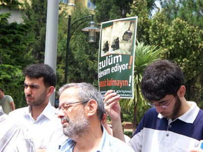 <font face="Arial" size="2">Din, g&uuml;n&uuml;n birinde elbet h&acirc;kim olacaktır. Gayret, &ccedil;aba ve iştirak ise elbette bizlere d&uuml;şer. Bu mukaddes m&uuml;cadelemizde en b&uuml;y&uuml;k yardımcımızın Rabbimizin olması temennisi ile&hellip;<br /><br />Son olarak Konya İnan&ccedil; &Ouml;zg&uuml;rl&uuml;kleri Platformu&rsquo;nun tevhid, adalet ve &ouml;zg&uuml;rl&uuml;k m&uuml;cadelesinde 100. haftayı geride bırakması vesilesiyle Konya&rsquo;daki kardeşlerimize selamlarımızı g&ouml;nderiyoruz. Kayıtsızlığın h&uuml;k&uuml;m s&uuml;rd&uuml;ğ&uuml; bir s&uuml;re&ccedil;te, her t&uuml;rl&uuml; adaletsizliğe ve zulme karşı tavır almayı, direnişi Konya&rsquo;da da bir mektebe d&ouml;n&uuml;şt&uuml;rmeyi ama&ccedil;layan kardeşlerimizin &ccedil;abaları bizi onurlandırmaktadır. Kendilerinin de ifade ettiği gibi &ldquo;Tepkisel reflekslerin, devamlı bir direniş haline d&ouml;n&uuml;şmemesi, uzun vadede zalimin zulm&uuml;ne gizli bir destek ifade eder.&rdquo; Bu tespitten hareketle m&uuml;cadelelerini 100 haftadır s&uuml;rd&uuml;rerek devamlı bir direnişe d&ouml;n&uuml;şt&uuml;ren kardeşlerimize sesleniyoruz: <br />Konya&rsquo;ya selam, direnişe devam!</font> <p><font face="Arial" size="2">Sakarya Adalet Girişimi Baş&ouml;rt&uuml;s&uuml; Platformu adına <br />Ribat Eğitim Vakfı Adapazarı Ş&ucirc;besi Bahaeddin Kuruoğlu</font></p>