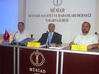 <p class="EC_EC_MsoNormal"><strong><font color="#000000"><font face="arial,helvetica,sans-serif" size="2">PROJE BAŞBAKANA TAKDİM EDİLDİ</font></font></strong></p><p class="EC_EC_MsoNormal"><font face="arial,helvetica,sans-serif" size="2" color="#000000">Necati Atalay, Harun Taşkın&rsquo;ın &ldquo;Uluğ Bey Teknoloji &Uuml;niversitesi&rdquo; projesinin Başbakan Recep Tayyip Erdoğan&rsquo;a takdim edildiğini belirterek, &ldquo;Sayın başbakanımız da bu hayalin ger&ccedil;eğe d&ouml;n&uuml;şmesinin lobi oluşmasına bağlı olduğunun altını &ccedil;izdi. Şimdi her şey lobiye bağlı&rdquo; şeklinde konuştu.</font></p><p class="EC_EC_MsoNormal"><font face="arial,helvetica,sans-serif" size="2" color="#000000">Sakarya&rsquo;da yeni &ouml;ğretim elemanları yetişmesi ve yeni teknolojilerin araştırılması i&ccedil;in b&ouml;yle bir &uuml;niversiteye ihtiya&ccedil; olduğunu vurgulayan Atalay, &ldquo;Yenilik&ccedil;i ve rekabet&ccedil;i işletmelerin kurulması i&ccedil;in de bu &uuml;niversite bir adım olacak. Y&uuml;ksek lisans ve doktora projesini de kapsayacak bu &ccedil;alışma ayrıca bilimsel araştırmalar yapmak, sanayicilerin ihtiyacı olan teknolojilerin gelişimine katkı sağlamak ve patentler &uuml;retmek anlamında da &ouml;nemli&rdquo; dedi.</font></p><p class="EC_EC_MsoNormal"><font face="arial,helvetica,sans-serif" size="2" color="#000000">M&Uuml;SİAD olarak bu projeyi desteklediklerini belirten başkan Atalay, &uuml;niversitenin yeri konusunun ise hen&uuml;z netleşmediğini s&ouml;yledi.<br /><br /></font><font face="arial,helvetica,sans-serif" size="2" color="#000000">Haber H&uuml;lya S&uuml;r&uuml;c&uuml;</font></p>