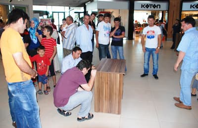 Tekzen'in Masasını Demonte Etmek İçin Yarıştılar