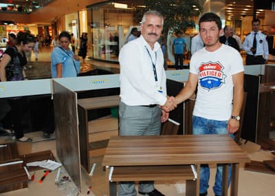Tekzen'in Masasını Demonte Etmek İçin Yarıştılar