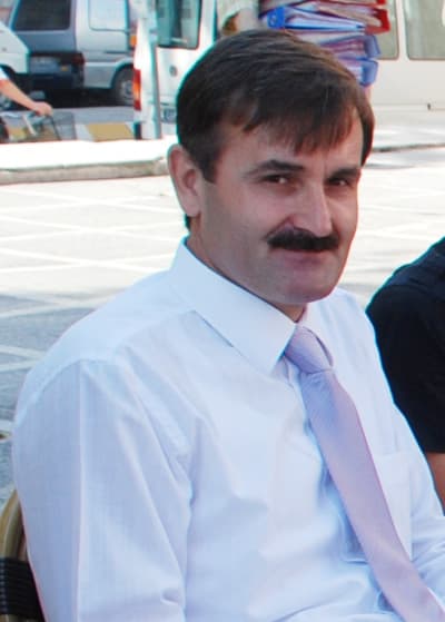 <p><font face="arial,helvetica,sans-serif" size="2"><strong>&ldquo;EL ELE VERMELİYİZ&rdquo;</strong></font></p><p><font face="arial,helvetica,sans-serif" size="2">Sakarya İl &Ccedil;evre ve Orman M&uuml;d&uuml;r&uuml; Nurettin Taş alınan karar ve y&ouml;netmenlik gereği; <font color="#333399">&lsquo;Temiz bir Sakarya i&ccedil;in&rsquo;</font> herkezin el ele vermesi gerektiğini s&ouml;yledi. <br /><br />Sakarya&rsquo;da 67 bin 992 doğalgaz abonesi bulunduğuna ve 56 bin 456 abonenin ise aktif olarak doğalgaz kullandığına dikkat &ccedil;eken Nurettin Taş; <font color="#333399">&ldquo;İlimizde bin 600 km doğalgaz altyapı &ccedil;alışması tamamlanmıştır. Doğalgaz hattının ge&ccedil;tiği ve kullanılabilen g&uuml;zergahlarda bulunan konutlarda, resmi ve &ouml;zel işyerlerinde ısınma ama&ccedil;lı doğalgaz aboneliğinin ve kullanımını teşvik etmekteyiz. Bu ama&ccedil;la kalitesiz k&ouml;m&uuml;r ve k&uuml;k&uuml;rt oranı y&uuml;ksek diğer petrol t&uuml;revlerinin kullanımının yasaklanması konusunda, kontrolleri ise Sakarya B&uuml;y&uuml;kşehir Belediyesi tarafından yapılacaktır&rdquo;</font> diyerek,&nbsp;temiz bir Sakarya i&ccedil;in herkezin doğalgaz kullanması gerektiğini s&ouml;yledi. </font></p>