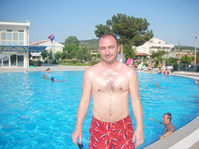 <font face="arial,helvetica,sans-serif" size="2"><strong>Depremi Sakarya&rsquo;da Yaşadı</strong></font> <p><font face="arial,helvetica,sans-serif" size="2">10 yılı geride bıraktığımız b&uuml;y&uuml;k deprem felaketini Sakarya&rsquo;da yaşayan, 2002 yılında 5 kişinin hayatını kaybettiği Sakaryaspor futbolcularını taşıyan otob&uuml;s&uuml;n Sivas yolunda ge&ccedil;irdiği kazada ağır şekilde yaralanan Murat Yavaşg&uuml;l;<font color="#333399"> &ldquo;O g&uuml;nler acı birer hatıra olarak hep i&ccedil;imizde yaşıyor. Ancak bu kadar acı g&uuml;nlerin arasında Sakarya&rsquo;da kaldığım altı sezonda futbolculuk hayatımın en g&uuml;zel ve mutlu g&uuml;nlerini yaşadım. &Ccedil;ocuklarım Sakarya&rsquo;da d&uuml;nyaya geldi. Sakarya&rsquo;yı ve Sakaryaspor taraftarını unutmam m&uuml;mk&uuml;n değil.&rdquo;</font> dedi.</font></p>