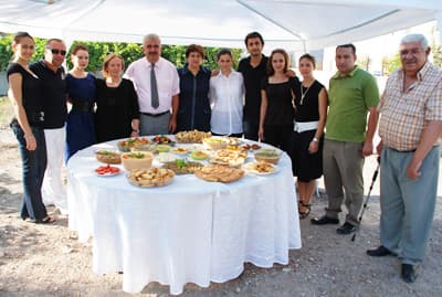 <p><font face="arial,helvetica,sans-serif" size="2"><strong>DOSTLARIN MEK&Acirc;NI<br /></strong><br />Yaptığı konuşmasında, hayalinde dostlarını ağırlayabilecek bir mek&acirc;n a&ccedil;mak olduğunu ifade eden mek&acirc;n sahibi Alaattin Toy; <font color="#333399">&ldquo;Emekli olduğum zaman, hayalimde dost ve akrabalarımla birlikte oturup yemek yiyip ve muhabbet edeceğim bir mek&acirc;n a&ccedil;mak vardı. Allah&rsquo;ın izni ile onu ger&ccedil;ekleştirdim. Evimde dostlarımı ağırladığım gibi, eşim Melih hanım ile birlikte a&ccedil;tığımız, t&uuml;m y&ouml;resel yemeklerin yer aldığı, burada&nbsp;ağırlayacağım&rdquo;</font> diye konuştu. <br /><br />Adapazarı Belediye Başkanı S&uuml;leyman Dişli, SATSO Başkanı Akg&uuml;n Altuğ ve Milletvekili Recep Yıldırım&rsquo;da şehir merkezine a&ccedil;mış olduğu b&ouml;yle bir mek&acirc;ndan dolayı Alaattin Toy&rsquo;a teşekk&uuml;r ederek, dost olarak bu mek&acirc;na sık sık gelerek, destek vereceklerini s&ouml;yledi. </font></p>