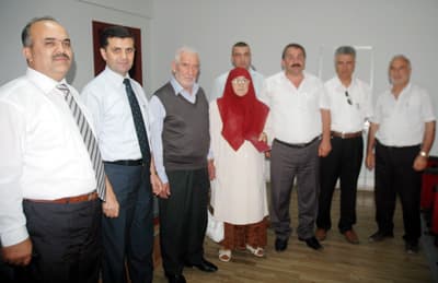 <font size="2"><font face="Arial"><strong>Ayak Basmayı Unuttular</strong><br /><br />Gelinin nikah şahitliğini Arifiye Kaymakamı Burhan Kurubal, damadın nikah şahitliğini Kaymakamlık &Ouml;zel kalem M&uuml;d&uuml;r&uuml; Dalyan Şanlı yaptı. Nikahın kıyılması ile birlikte &ccedil;iftler adet gereği birbirlerinin ayaklarına basmayı unutunca salonda g&uuml;l&uuml;şmeler yaşandı. <br /><br />İmzaların atılmasının ardından Arifiye Belediye Başkanı İsmail Karakulluk&ccedil;u nikahın kıyılmasının ardından evlilik c&uuml;zdanını gelin Nurhayat Uyumaz'a verdi. Nikahın kıyılmasının ardından toplu resim &ccedil;ektirildi, katılanlara &ccedil;ikolata ikramı yapıldı. Gelinin yakınları olarak nikaha gelen<br />gelinin bakıcıları Arifiye Huzurevi personeli de gelini tebrik ederken, damadın yakınları da damadı tebrik etti.&nbsp; </font></font>