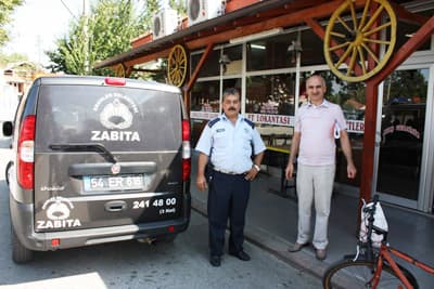 <p><font face="arial,helvetica,sans-serif" size="2"><strong>Erenler İl&ccedil;esi T&uuml;t&uuml;n Komisyonu G&ouml;revlileri</strong><br /><br />Erenler Sağlık Grup Başkanlığı T&uuml;t&uuml;n Komisyonu g&ouml;revlileri; &Ccedil;evre Sağlık Teknisyeni Aziz &Ccedil;elik, Erenler Belediyesi Zabıta Memuru Bahattin Yazgan ve Polis Memuru S&uuml;leyman G&uuml;del&rsquo;in bulunduğu denetleme ekibi, denetlemelerin her an yapılabileceğini s&ouml;yleyerek vatandaşın bu konuda hassas olması gerektiğini vurguladılar. </font></p>