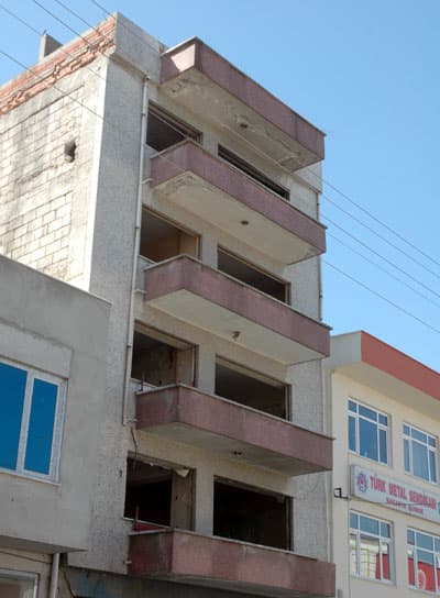 <font face="Arial" size="2">G&uuml;rpınar, orta hasarlı binanın &ouml;tesinde bir de Sakarya'da asıl b&uuml;y&uuml;k problemlerden birisinin depremden &ouml;nce yapılmış, depremi hasarlı veya hasarsız atlatmış &ccedil;ok katlı yapılar olduğunu belirterek s&ouml;z konusu binaların muhtemel depremde b&uuml;y&uuml;k bir felakete sebep olacağını ileri s&uuml;rd&uuml;. G&uuml;rpınar, <font color="#333399">&quot;Bug&uuml;n ilimizde 2007 yılında y&uuml;r&uuml;rl&uuml;ğe giren mevcut deprem y&ouml;netmeliğine g&ouml;re yeterli g&uuml;venliği olmayan binalar var. Bunlar birinci derece deprem b&ouml;lgesinde olan ilimizde &ouml;n&uuml;m&uuml;zdeki g&uuml;nlerde b&uuml;y&uuml;k tehlikedir. Bu binaların mevcut deprem y&ouml;netmeliğine uygun, g&uuml;venli hale getirilmesi gerekir. Aksi takdirde &ouml;n&uuml;m&uuml;zdeki tarihlerde meydana gelebilecek bir depremde bu binalarda b&uuml;y&uuml;k bir felaket yaşayacağız. Bu anlamda genel idare ve belediyelerin bu binaların g&uuml;&ccedil;lendirilmesi ve mevcut deprem y&ouml;netmeliklerine uygun hale getirilmesi i&ccedil;in yeterli desteği vermesi gerekir. Vatandaşlarımıza gerekli bilgilendirme yapılmalı ve &ouml;n&uuml;m&uuml;zdeki depremlerde g&uuml;venli bir şehirde oturmak adına bu yapıların bir an &ouml;nce onarım ve g&uuml;&ccedil;lendirmesi yapılmalıdır&quot;</font> dedi.&nbsp;&nbsp;<br /><br />Yasak olmasına rağmen insanların orta hasarlı binalarda oturduğunu, s&ouml;z konusu binaların depreme hazır hale getirilmesi gerektiğini belirten G&uuml;rpınar şunları s&ouml;yledi: <font color="#333399">&quot;Orta hasarlı binalarda oturmak yasak. Maalesef oturanlar da var. Az hasarlı ve hasarsız dediğimiz binalar bunlar. Eğer g&uuml;venli bir şehir istiyorsak, bu binaların &ouml;n&uuml;m&uuml;zdeki tarihlerde olabilecek depremlere hazır olması gerekir. Hazır olması i&ccedil;in de mevcut y&uuml;r&uuml;rl&uuml;kteki deprem y&ouml;netmeliği şartları sağlanacak şekilde onarım ve g&uuml;&ccedil;lendirme gerekir. Aksi takdirde bu t&uuml;r binalar potansiyel tehlikedir. Bu anlamda bizim bina bazında 3 bin, 4 bin adet binamız vardır.&quot;&nbsp;&nbsp;&nbsp;</font></font>