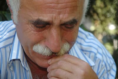 <font face="Arial" size="2">&Ccedil;ıkarttıktan sonra t&uuml;men hastanesine gittik. T&uuml;men hastanesinde yapılacak bir şey olmadığı i&ccedil;in, hemen kendi arabamla GATA Hastanesine gittik. GATA'da da kaybettik. Sol ayağı kırıktı.T&uuml;mende ki doktorlar sol ayağını keserler dediler. Belden darbe yemiş. İ&ccedil; kanamadan kaybettik. Hi&ccedil; m&uuml;dahale edilemedi. Sakarya da ki t&uuml;m hastaneler mahşer g&uuml;n&uuml; gibiydi. Herkes kendi yakınlarına bakıyordu. Doktorlar ve hemşireler bir o taraf bir bu tarafa koşuyorlardı. Hastane bah&ccedil;eleri hasta ve &ouml;l&uuml;ler ile doluydu. 2 katlı ahşap binaydı. Fay hattı bizim evin &ouml;n&uuml;nden ge&ccedil;iyor ve rahmetlinin odasın da bitiyordu. .Biz de depremde evin altında kaldık. Biz de gece kendi imkanlarımızla &ccedil;ıktık&quot; dedi.&nbsp;&nbsp;</font>