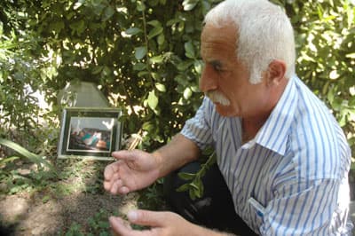 <font face="Arial" size="2">Depremden sonra oğlunun acısıyla futbol ma&ccedil;larına veda ettiğini anlatan Baba Kovar <font color="#333399">&quot;Futbol ma&ccedil;larını hi&ccedil; izlemeyi istemiyorum. Rahmetli aklıma geldiği i&ccedil;in ma&ccedil;ları seyretmek istemiyorum. Rahmetli Hakan'ı &ccedil;ok severdi. Sakaryaspor kulub&uuml;ne kırgınım. Hi&ccedil; arayıp sormadılar.Yaşasaydı ahlak y&ouml;n&uuml;nden &ccedil;ok iyi bir kişi ve sporcu olacağına inanıyorum. Rahmetliyi &ccedil;ok seviyorlardı.T&uuml;m takım ve hocalar Rahmetliyi seviyordu. İki koltuğa oturtup kahvaltı yaparlardı lokantada deplasmana giderken. Kahvaltıda hocaları ona &ouml;zel hizmet yaptırırlardı, o kadar severlerdi. Ekrem Karaberber başarılı diyor ve &ccedil;ok seviyordu. Bana diyordu baba Hakan'ı falan yetiştiren bu Ekrem hocaya ben b&uuml;y&uuml;k futbolcu olursam transfer parası aldığımda bir araba alacam derdi&quot;</font> şeklinde konuştu.&nbsp;&nbsp;&nbsp;&nbsp;</font>