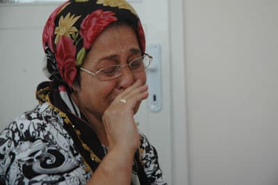 <font face="Arial" size="2">Olay g&uuml;n&uuml;n&uuml; hi&ccedil; unutamayan Baba Kovar, <font color="#333399">&quot;Benim İzmit'te işyerim vardı. Keresteciydim ben. İzmit'ten Adapazarı'na gittiğim zaman pazartesi g&uuml;n&uuml;. Kul&uuml;pte Cuma g&uuml;nk&uuml; hazırlık ma&ccedil;ı ile ilgili neler s&ouml;ylediler, konuşacağım zaman şort giyiyordu. B&ouml;yle bir baktım dedim oğlum. Bir pantolon giy. Sana nazar değecek Sapanca'da da aynı şeyi s&ouml;ylediler bana dedim. Baba bir &ccedil;arşıya gidelim de bana bir siyah &ccedil;anta al. Kul&uuml;be giderken. Ufak &ccedil;antam olsun. B&uuml;y&uuml;k &ccedil;antayı gezdirmek zor oluyor. Gittik bir siyah &ccedil;anta aldık. O gece 01.00'e kadar beraber oturduk evde. Başka da oturamadık&quot;</font> dedi.&nbsp;&nbsp;<br /><br />Mezar başında g&ouml;zyaşlarına boğulan ve hı&ccedil;kıra hı&ccedil;kıra ağlayan g&ouml;z&uuml; yaşlı baba, <font color="#333399">&quot;Neler konuştuk. Bir arkadaş gibiydik. Her şeyi konuştuk. Sporla ilgili konuştuk. &Ccedil;ok zor.&quot; </font>şeklinde konuştu.&nbsp;&nbsp;</font>