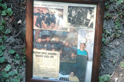 <font face="Arial" size="2">Oğlunun mezarına gitmeye dayanamayan geride oğlundan kalan eşyalarla kendini avutmaya &ccedil;alışan anne Aysin Kovar (54) oğlunun &ccedil;ok &ouml;zel ve iyiliksever bir insan olduğunu anlatırken g&ouml;zyaşlarına boğuldu. Anne Kovar, <font color="#333399">&quot;&Ccedil;ok &ouml;zel eşi bulunmayan bir &ccedil;ocuktu. Ben depreme uykuda yakalandığım i&ccedil;in hatırlamıyorum. O gece beraberdik. &Ccedil;ok neşeliydi. &Ccedil;ok mutluydu. Ben ona oğlum niye o kadar neşelisin dediğimde hakikaten anne bug&uuml;n &ccedil;ok neşeliyim derken g&uuml;lerek cevap verdi. Ufak bir şeyden g&uuml;l&uuml;yordu. &Ccedil;ok mutluydu. En b&uuml;y&uuml;k ideali iyi bir futbolcu olmaktı. Sakin evine bağlı bir &ccedil;ocuktu. Arkadaş &ccedil;evresi olsun g&uuml;zel bir &ccedil;ocuktu&quot;</font> dedi.&nbsp;&nbsp;</font>