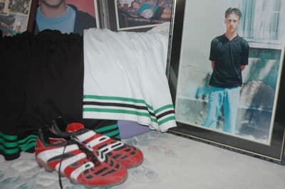 <font face="Arial" size="2">&nbsp;Anne Kovar oğlunun &ouml;l&uuml;m&uuml;nden sonra futbol seyredemediğini anlatırken <font color="#333399">&quot;Futbol ma&ccedil;larıyla ilgilenmiyorum. O g&uuml;nden sonra ne gazetede okurum nede tv'de bakarım futbolcu arkadaşları vardı hi&ccedil; arayan soran olmadı onlar ger&ccedil;ek arkadaşları değildi o arkadaşlarına bakar evinde misafir ederdi hepsi iyi g&uuml;n dostuydu Kul&uuml;pten bir kez başsağlığına geldiler onların da hepsini kınıyorum. Benim &ccedil;ocuğum &ouml;yle değildi arkadaşlarına &ccedil;ok acıyor ve seviyordu yedirmeyi severdi &ccedil;ok g&uuml;zel ağırlardı biz arkadaşlarını yatılı olarak kabul ediyorduk ama maalesef benim oğlum sağ olsaydı onların başına bir şey gelmiş olsaydı asla b&ouml;yle yapmazdı arardı fakirlere &ccedil;ok acıyordu yaşı k&uuml;&ccedil;&uuml;k olsa da aklı &ccedil;ok b&uuml;y&uuml;kt&uuml; benim oğlumun &ccedil;ark caddesi gibi bir yerde oğlumu b&uuml;y&uuml;tt&uuml;m ama daha bir kişi oğlumu şikayete gelmedi. Geriye spor kıyafetleri ve yeni aldığı giymeye doyamadığı kramponları kaldı. Kimin evi yoksa ona ev alayım diye d&uuml;ş&uuml;n&uuml;rd&uuml; &ccedil;ok k&uuml;&ccedil;&uuml;k olmasına rağmen farklı d&uuml;ş&uuml;ncelemdeanlı oğlumu &ccedil;ok iyi tanndeanlı oğlumu &ccedil;ok iyi tanri vardı ben anne baba olarak oğlumun adını yaşatacağım herkes &ouml;ld&uuml; bilse de o benim i&ccedil;in &ouml;lmedi yaşıyor&quot;</font> diye konuştu.</font>