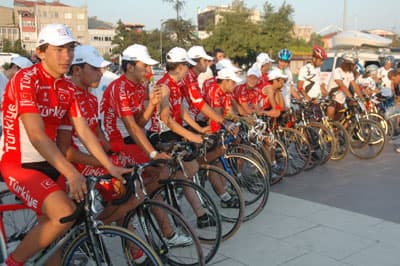 <font face="Arial" size="2">Sakarya'da orta hasarlı binaların olduğunu belirten Işıkara, <font color="#333399">&quot;Maalesef bu &ccedil;&ouml;z&uuml;lemiyor. Neden &ccedil;&ouml;z&uuml;lemiyor. &Ccedil;&uuml;nk&uuml; Bayındırlık Bakanlığı'nın yaptığı tespit ağır hasarlı. Ağır hasarlı binalar yıkılır, g&uuml;&ccedil;lendirilmez. Ama bina sahipleri hasarın boyutunu değiştiriyor. G&uuml;&ccedil;lendirme yapmadan makyajını yapıyorlar ve bu daireleri burada okuyan &uuml;niversite &ouml;ğrencilerine kiralıyorlar. Onlar bizim geleceğimiz. Buna belediyede valilikte bir şey yapamıyor. Buna bir &ccedil;&ouml;z&uuml;m bulunması lazım&quot;</font> diye konuştu.</font>