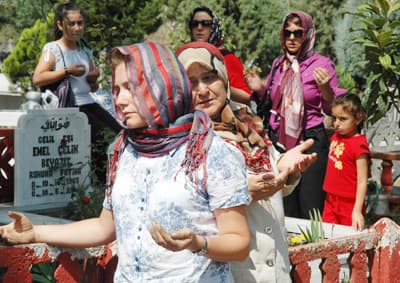 Serdivan Deprem Şehitliği'nde Gözyaşları Sel Oldu
