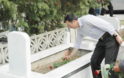 Serdivan Deprem Şehitliği'nde Gözyaşları Sel Oldu