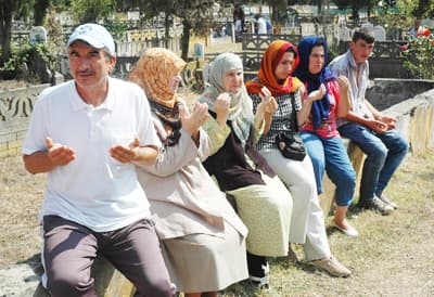 Serdivan Deprem Şehitliği'nde Gözyaşları Sel Oldu