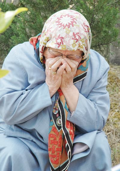 Serdivan Deprem Şehitliği'nde Gözyaşları Sel Oldu