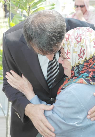 Serdivan Deprem Şehitliği'nde Gözyaşları Sel Oldu