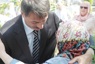 Serdivan Deprem Şehitliği'nde Gözyaşları Sel Oldu