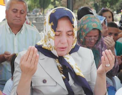 Serdivan Deprem Şehitliği'nde Gözyaşları Sel Oldu