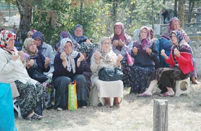 Serdivan Deprem Şehitliği'nde Gözyaşları Sel Oldu