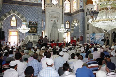 <font size="2"><font face="Arial"><strong>&Ccedil;eşitli Hediyeler Verildi<br /></strong><br />Yarışma sonunda, Hendek Orta Cami imam hatibi ve b&ouml;lge finalisti Muharrem Dağ, T&uuml;rkiye birincisi oldu. Diyarbakır Dağlar'daki Kaynartepe Camisi m&uuml;ezzini ve Diyarbakır b&ouml;lge finalisti S&uuml;leyman Recep Mergen ikinci, Konya Meram'daki Aydoğdu B&uuml;y&uuml;k Camisi m&uuml;ezzini ve Konya b&ouml;lge finalisti Mahmut Tahir Ko&ccedil;ak ise &uuml;&ccedil;&uuml;nc&uuml; se&ccedil;ildi. Yarışmada dereceye girenlere yarışma sonunda &ccedil;eşitli hediyeler verildi.</font></font>