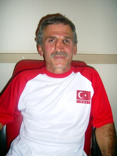 <strong><font face="Arial" size="2">HEDEFİM AVRUPA ŞAMPİYONLUĞU</font></strong> <font face="arial,helvetica,sans-serif" size="2">Fatih &Ouml;zdağ ise, &ldquo;Ben de g&uuml;reşe 10 yaşında başladım. 3 T&uuml;rkiye şampiyonluğu, 4 T&uuml;rkiye&nbsp; 2 nciliği, 3 de T&uuml;rkiye 3. nc&uuml;l&uuml;ğ&uuml; aldım. 2008&rsquo;de Avrupa 5 ncisi oldum. 2007&rsquo;de Karadeniz oyunlarında 5 ncilik elde ettim. 2008&rsquo;de Uluslar arası Zafer Turnuvasında 3 nc&uuml;l&uuml;ğ&uuml;m var. 2008&rsquo;de uluslar arası T&uuml;rk d&uuml;nyası turnuvasında 2 nciliğim oldu. Bu sene sakatlık y&uuml;z&uuml;nden bir derece alamadım&rdquo; dedi ve &ouml;n&uuml;m&uuml;zdeki yılki hedefinin Avrupa şampiyonluğunu elde etmek olduğunu s&ouml;yledi.<br /><font face="arial,helvetica,sans-serif" size="2"><br />Talha &Ouml;zdağ da,<font color="#333399">&ldquo;G&uuml;reşe ilkokula giderken başladım. Sakarya şampiyonluğum var. T&uuml;rkiye şampiyonasında 5 nci oldum. Okullararası gruplar g&uuml;reş turnuvasında 1 nci oldum&rdquo; </font>dedi.</font></font><font face="arial,helvetica,sans-serif" size="2"> <p><font face="arial,helvetica,sans-serif" size="2"><font color="#333399">&ldquo;58 kiloda tartıldım. Diğer iki rakibim 63 kiloda tartılınca T&uuml;rkiye şampiyonasında karşıma rakip &ccedil;ıkmadı ve dolayısıyla T&uuml;rkiye şampiyonu oldum&rdquo;</font> diyen Kamil &Ouml;zdağ, d&uuml;nya şampiyonluğunu elde etmenin mutluluğunu yaşadığını s&ouml;yledi. </font></p><p><font face="arial,helvetica,sans-serif" size="2"><strong>BELEDİYE DESTEĞİ YOK</strong></font></p><p><font face="arial,helvetica,sans-serif" size="2">Dinleyiciden gelen bir soru &uuml;zerine, Akyazı Belediyesinden şampiyonluk s&uuml;recinde hi&ccedil;bir destek almadığını &ouml;ne s&uuml;ren Kamil &Ouml;zdağ, <font color="#333399">&ldquo;Belediyeden g&uuml;reş antren&ouml;rl&uuml;ğ&uuml; i&ccedil;in 500 YTL maaş alıyorum. D&uuml;nya şampiyonasına sadece kendi imkanlarımla hazırlandım. Belediyeden destek almadım. Bu da beni &ccedil;ok &uuml;zd&uuml;&rdquo;</font> dedi.</font></p><p><font face="arial,helvetica,sans-serif" size="2"><strong>22 YIL SONRA YENİDEN MİLLİ MAYO GİYDİM</strong></font></p><p><font face="arial,helvetica,sans-serif" size="2">&ldquo;22 yıl sonra milli mayo giyip mindere &ccedil;ıkmanın heyecanını yaşadım&rdquo; diyen Kamil &Ouml;zdağ, turnuva sayesinde eskileri yad etme fırsatı bulduğunu anlattı.</font></p><p><font face="arial,helvetica,sans-serif" size="2">Kendisini desteklemek i&ccedil;in Ankara&rsquo;ya gelen ailesine teşekk&uuml;r eden &Ouml;zdağ, &ldquo;Aile desteğini hissetmek g&uuml;zel duyguydu, ancak, i&ccedil;imde yenilme korkusu da vardı. Ama &ccedil;ok ş&uuml;k&uuml;r yenilmedim&rdquo; dedi.</font></p><p><font face="arial,helvetica,sans-serif" size="2">Oğuzhan, Fatih ve Talha &Ouml;zdağ da &ldquo;Babamıza g&uuml;veniyorduk. Onunla gurur duyduk.&rdquo; şeklinde konuştular.</font></p></font>