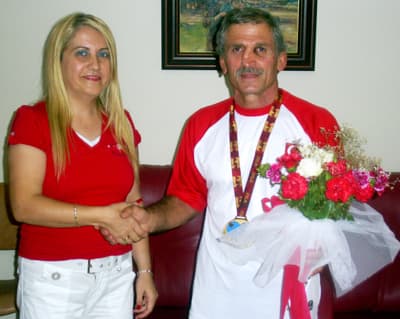 <p><font face="arial,helvetica,sans-serif" size="2"><strong>BAŞKANLA G&Ouml;R&Uuml;ŞEMİYORUZ</strong></font></p><p><font face="arial,helvetica,sans-serif" size="2">Kamil &Ouml;zdağ bir başka soru &uuml;zerine de Akyazı Belediye Başkanı Yaşar Yazıcı ile g&ouml;r&uuml;şememekten yakındı. &Ouml;zdağ &ldquo;Her nedense Başkanla uzun s&uuml;redir bir araya gelemiyoruz. Bir su&ccedil; işlediysem beni &ccedil;ağırıp sorsunlar. Ayrıca bir su&ccedil; işlediğimi de sanmıyorum.&rdquo; dedi.</font></p><p><font face="arial,helvetica,sans-serif" size="2"><strong>SPONSORLUK TEKLİFİ</strong></font></p><p><font face="arial,helvetica,sans-serif" size="2">&Ouml;te yandan Detay Programı devam ederken radyoyu telefonla arayan &Ouml;zdağlar Mobilya yetkilisinden, spor malzemeleri konusunda Kamil &Ouml;zdağ&rsquo;a sponsorluk teklifi geldi. Yapılan bu teklif Kamil &Ouml;zdağ&rsquo;ı mutlu etti.</font></p><font face="arial,helvetica,sans-serif" size="2">Milli g&uuml;reş&ccedil;i Kamil &Ouml;zdağ bir başka soru &uuml;zerine de, &ouml;n&uuml;m&uuml;zdeki veteranlar şampiyonasına katılıp katılmayacağının sağlık durumuna bağlı olduğunu s&ouml;yledi.<br /><font face="arial,helvetica,sans-serif" size="2"><strong><br />SPORCUYA &Ouml;NEM VERİLMİYOR</strong></font></font><font face="arial,helvetica,sans-serif" size="2"> <p><font face="arial,helvetica,sans-serif" size="2">T&uuml;rkiye&rsquo;de spora ve sporcuya yeterince &ouml;nem verilmediğini &ouml;ne s&uuml;ren &Ouml;zdağ, &ldquo;Bu bir ger&ccedil;ek. T&uuml;rkiye&rsquo;de spora ve sporcuya sahip &ccedil;ıkılmıyor. Herkes kendi imkanlarıyla başarıya ulaşmaya &ccedil;alışıyor. Maddi imkansızlık sporcuları spordan uzaklaştırıyor&rdquo; dedi.</font></p></font>