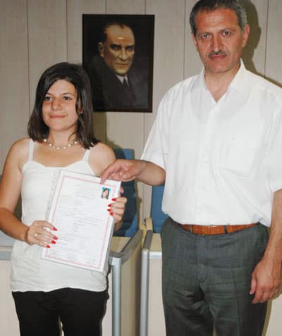 <font face="Arial" size="2">Adapazarı Belediyesi Meclis salonunda ger&ccedil;ekleştirilen sertifika t&ouml;renine AK Parti Sakarya Milletvekili Hasan Ali &Ccedil;elik,&nbsp; Adapazarı Kaymakamı Akın Yılmaz, Adapazarı Belediye Başkanı S&uuml;leyman Dişli, Doğumevi Başhekimi Aydın Sarı, protokol ve kursiyerler katıldı.<br />T&ouml;ren &ouml;ncesinde bir konuşma yapan Adapazarı Belediye Başkanı S&uuml;leyman Dişli son yıllarda belediyecilik anlayışını değiştiğini belediyelerin altyapının yanı sıra insanları iş sahibi, işverenlere de sertifikalı iş&ccedil;i yetiştirdiklerini anlattı. Dişli konuşmasında <font color="#333399">&quot;G&uuml;n&uuml;m&uuml;zdeki belediyecilik anlayışı değişti. Belediyecilik denince sadece şehirde yol &ccedil;alışması, kanalizasyon, ulaşım ile ilgili &ccedil;alışmaları s&uuml;rd&uuml;ren bir yapı, bir anlayış vardı. O yapı değişti. İnsanların işi, aşı ve b&uuml;t&uuml;n sorunlarıyla birlikte ilgilenmek lazım. İşte sosyal doku alanında Adapazarı Belediyesi olarak biz gerekli olan adımları atmak suretiyle bu &ccedil;alışmaları s&uuml;rd&uuml;rmeye gayret ediyoruz. Bundan sonra da s&uuml;rd&uuml;receğiz. Ben inanıyorum ki bu &uuml;lkede, &ccedil;ok g&uuml;zel g&uuml;nler yaşayabilen, hayat standartları &ccedil;ok y&uuml;ksek olan insan motiflerini yakalayabilecek hale geleceğiz. Ama biraz sabırla, canla başla &ccedil;alışıp gayret etmemiz lazım. Bu zorlu d&ouml;nemleri hep beraber aşmamız lazım. Şuanda burada toplanan herkesin hedefi bu. Hep beraber bu zorlukları aşacağız&quot;</font> dedi.<br /><br />Meslek kursları ile ilgili bilgi veren&nbsp; Başkan Danışmanı Oral, da Adapazarı Belediyesi, İŞKUR M&uuml;d&uuml;rl&uuml;ğ&uuml; ve Milli Eğitim M&uuml;d&uuml;rl&uuml;ğ&uuml; ile ortaklaşa ger&ccedil;ekleştirilen Hasta ve Yaşlı Bakımı, Cilt bakımı ve g&uuml;zellik uzmanlığı, Gazaltı kaynak ve G&uuml;venlik konularında kursların devam etmekte olduğunu belirterek, Auto Cad ve &ouml;z&uuml;rl&uuml;lere y&ouml;nelik bilgisayarlı muhasebe konularında kursların a&ccedil;ılacağını kaydetti. Oral, yaklaşık bin vatandaşımızın başvurduğu meslek edindirme kurslarında şuan 435 kişinin kurs g&ouml;rd&uuml;ğ&uuml;n&uuml;, 329 kişinin kursları bitirip sertifikalarını aldığını belirtti.<br /><br />Sakarya Ak Parti Milletvekili Hasan Ali &Ccedil;elik de d&uuml;zenlenen kursların &ccedil;ok faydalı olduğunu ifade ederek <font color="#333399">&quot;Bu t&uuml;r kurslar iş arayan ve bulmakta zorluk &ccedil;eken vatandaşlarımız i&ccedil;in &ccedil;ok faydalı. Bu kursları bitiren kursiyerlerimize iş bulmada da &ouml;nc&uuml;l&uuml;k yapacağız. İş verenler eleman alırken tercihlerini b&ouml;yle kursları bitirenler arasından yapmalı. Bu şekilde istihdamda kaliteyi de arttırmış oluruz&quot;</font> şeklinde konuştu.<br />T&ouml;rende Tiyatro kursunu bitiren kursiyerler tarafından oynanan bilin&ccedil;siz ilk yardım ve bilin&ccedil;li ilk yardım konulu mini ske&ccedil; sertifika t&ouml;renine katılanları g&uuml;ld&uuml;rd&uuml;.T&ouml;ren sonunda meslek edindirme kurslarını başarıyla tamamlayan kursiyerlere sertifikalarını AK Parti Milletvekili Hasan Ali &Ccedil;elik, Adapazarı Belediye Başkanı S&uuml;leyman Dişli ve protokol tarafından verildi.</font>