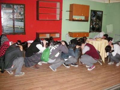 <strong><font face="Arial" size="2">KRİSTAL ANIT BULUNUYOR</font></strong> <p><font face="Arial" size="2">Bir bina enkazının da canlandırıldığı m&uuml;zede en b&uuml;y&uuml;k ilgiyi yapay deprem platformu &ccedil;ekiyor. Makinelerle 7,4 şiddetinde yapay deprem oluşturabilecek şekilde tasarlanan platformda, plastik eşyalarla depremin t&uuml;m etkileri izlenebiliyor. M&uuml;zeye gelen ziyaret&ccedil;iler 7,4 sarsıntı yaşadıktan sonra bu m&uuml;zeyi hayatı boyunca unutmuyor. Ayrıca m&uuml;zenin bir b&ouml;l&uuml;m&uuml;nde depremde hayatını kaybeden 3 bin 891 kişinin isimlerinin yer aldığı k&uuml;&ccedil;&uuml;k bir kristal anıt bulunuyor.</font></p><p><font face="arial,helvetica,sans-serif" size="2">M&uuml;ze sorumlusu Reyhan Demir, Adapazarı Belediyesi tarafından hizmeti s&uuml;rd&uuml;r&uuml;len m&uuml;zeye hem yurt i&ccedil;i hem de yurt dışından b&uuml;y&uuml;k ilgi olduğunu s&ouml;yledi. Artık deprem m&uuml;zeleri arasında Sakarya Deprem M&uuml;zesi'nin bilindiğini ifade eden Demir,<font color="#333399"> &quot;ABD, İngiltere, Rusya, Afrika, Uzakdoğu'dan ve d&uuml;nyanın bir&ccedil;ok yerinden m&uuml;zeyi ziyaret edenler var. &Ouml;zellikle yapay deprem &uuml;reten platform b&uuml;y&uuml;k ilgi g&ouml;r&uuml;yor.&quot;</font> dedi. </font></p><p><font face="arial,helvetica,sans-serif" size="2">M&uuml;ze sorumlusu Reyhan Demir, 17 Ağustos 1999 tarihinde yaşanan deprem unutmamak i&ccedil;in felakette hayatını kaybedenlerin anısına yaptırılan deprem m&uuml;zesini 17 Ağustos 2009 tarihinde 500 kişinin ziyaret ettiğini s&ouml;yledi. Yurt i&ccedil;i ve yurt dışından depremde yakınlarını kaybedenlerin m&uuml;zeyi ziyaret ettiğini ifade eden Demir, <font color="#333399">&quot;Her ge&ccedil;en g&uuml;n m&uuml;zeye ilgi artıyor. Anne babalar &ccedil;ocuklarını m&uuml;zeye getirerek depremi anlatıyor.&quot;</font> dedi.</font></p>